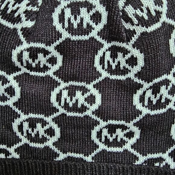 Michael Kors Women`s Bordered MK Logo Cuff Beanie HAT Black & white NWT - Picture 7 of 7